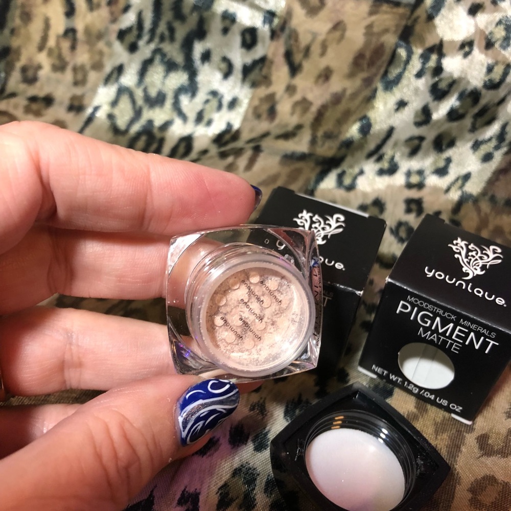 Sexy Younique Mineral pigment eyeshadow - Picture 6 of 7